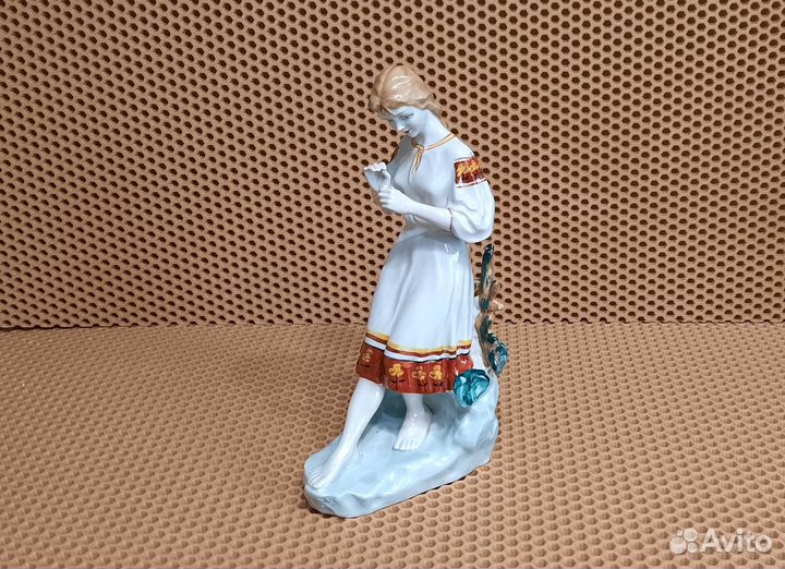 Статуэтка гадание на ромашке. СССР. Доставка