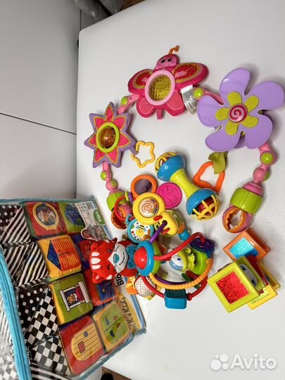Развивающие игрушки для малышей пакетом