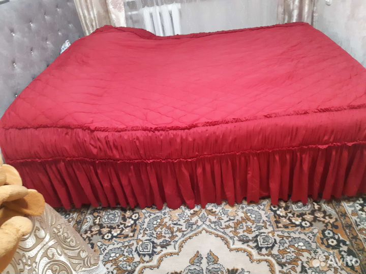Покрывало на 2 х спальную кровать новое и шторы
