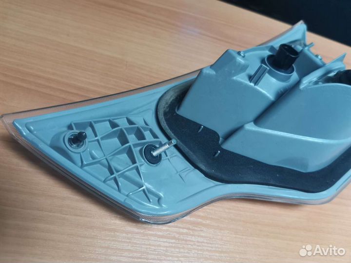 Фонарь задний левый Toyota Highlander 81590-0E060