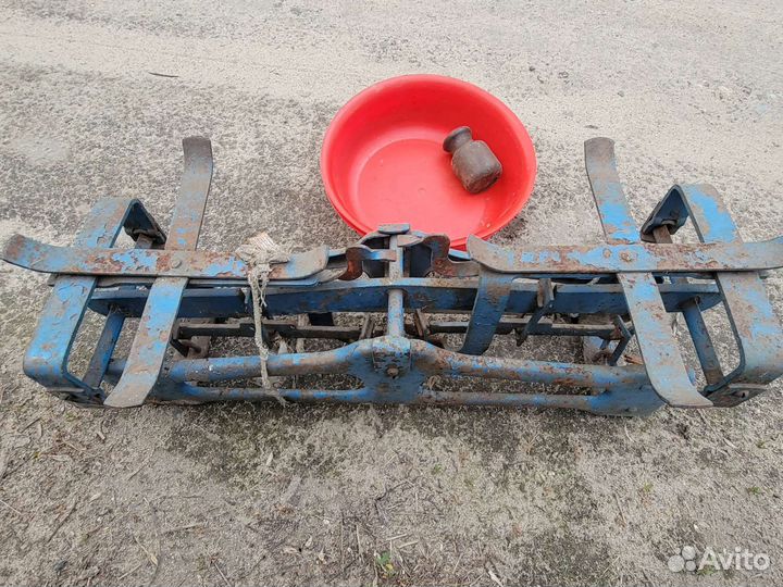 Старые весы с гирькой