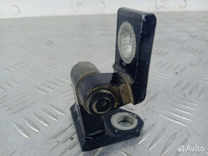 Петля двери задняя левая Volkswagen Passat B6 1.8