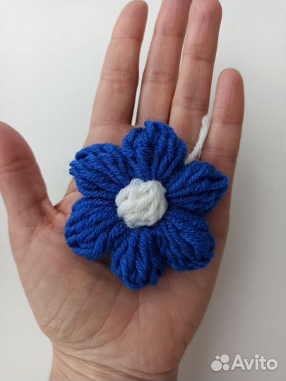 Цветок ромашка вязаная для украшения