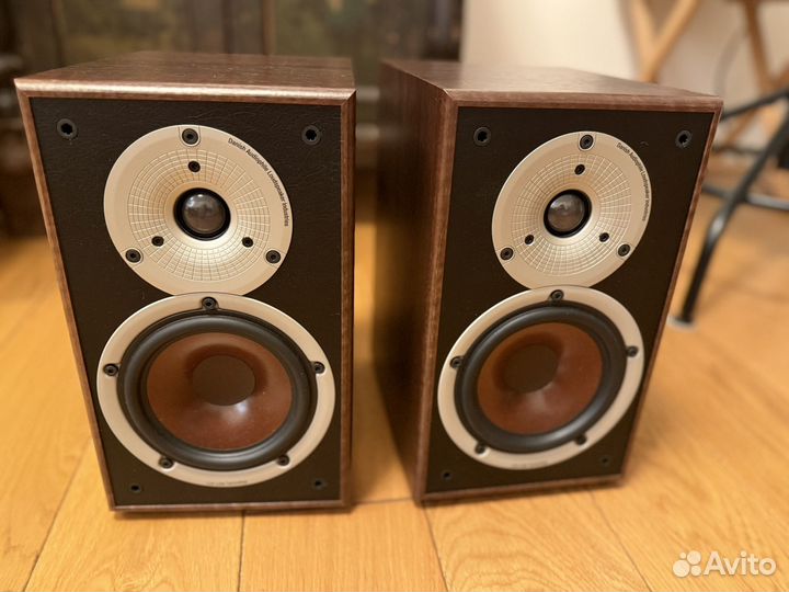Полочная акустика Dali Spector 2 walnut