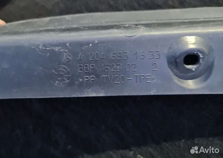 Накладка дренажа заднего крыла Mercedes W204