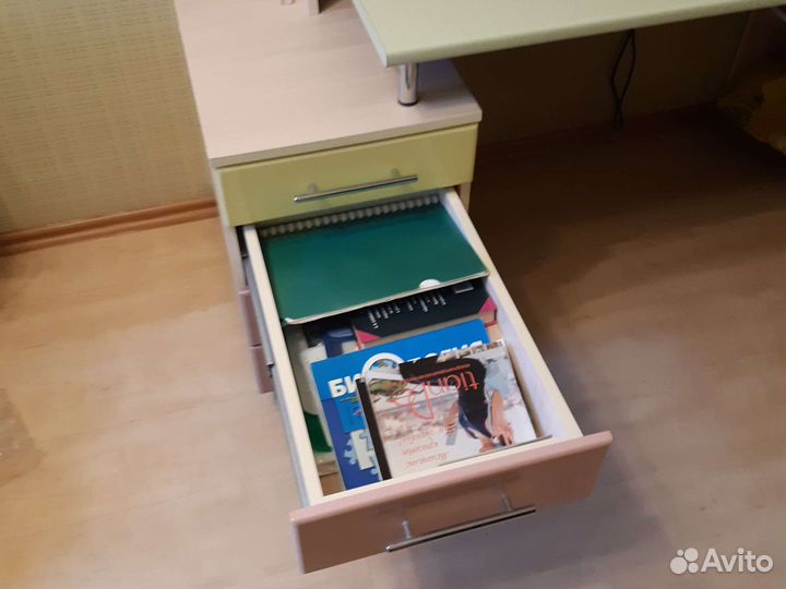 Уголок школьника стол со шкафчиками