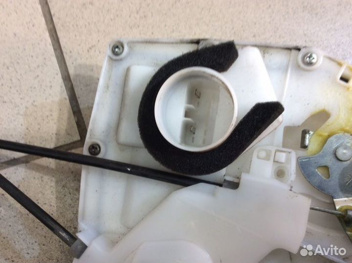 Замок двери задний левый Suzuki Sx4 M16A 2014