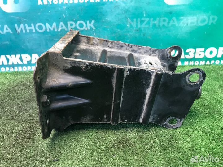 Кронштейн усилителя бампера передний правый