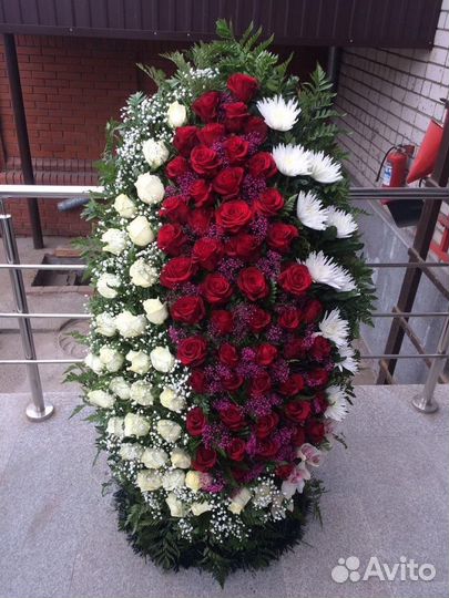 Венки и корзины из живых цветов