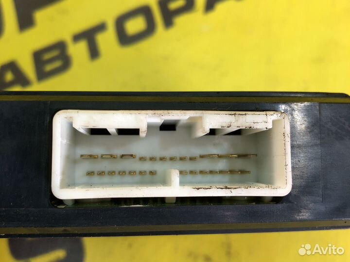 Блок управления задней правой дверью Toyota Voxy