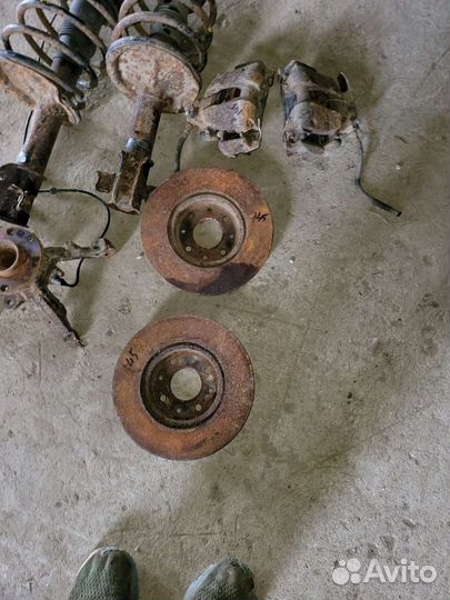 Кулак с подшипником на Альфа Ромео 145