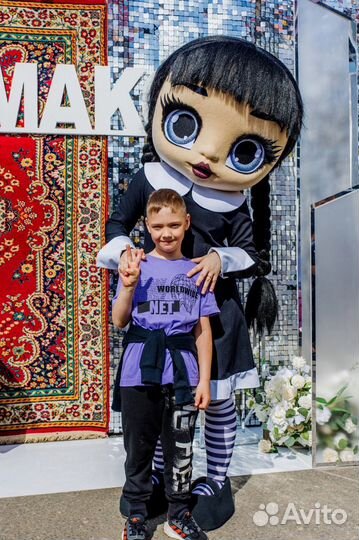 Уэнсдэй (ростовая кукла) на праздник