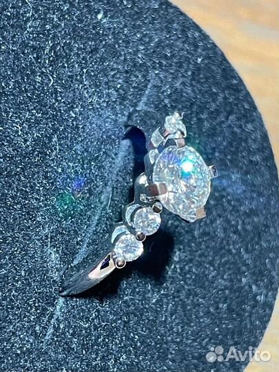 Кольцо золотое с бриллиантом