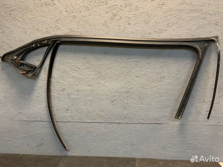 Уплотнитель стекла двери передний правый Bentley