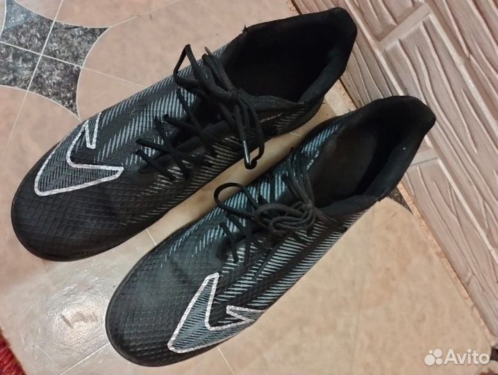 Кроссовки для футбола (шиповки)