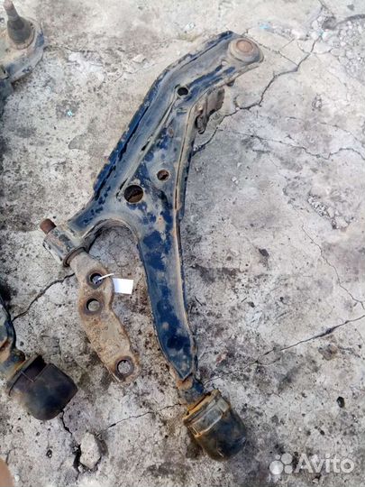 Рычаги передние Nissan Primera P10 1990-1996