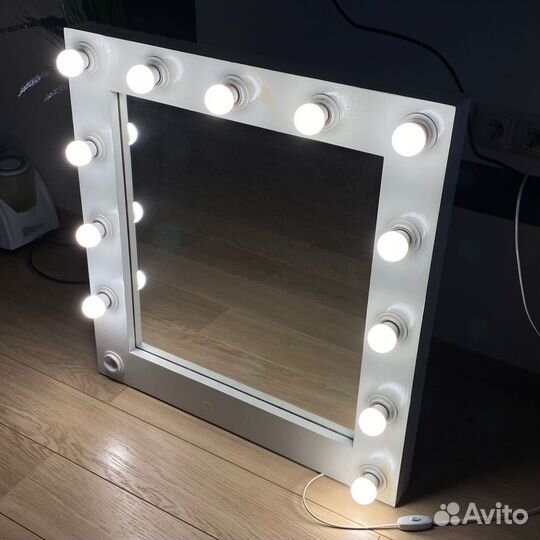 Гримерное зеркало с лампочками