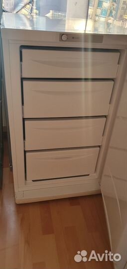 Морозильник новый Indesit SFR 100