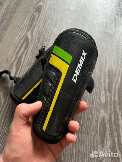 Футбольные щитки Demix