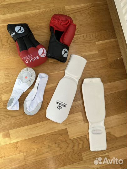 Боксерские перчатки, защита, чешки
