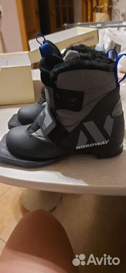 Ботинки,лыжи и палочки