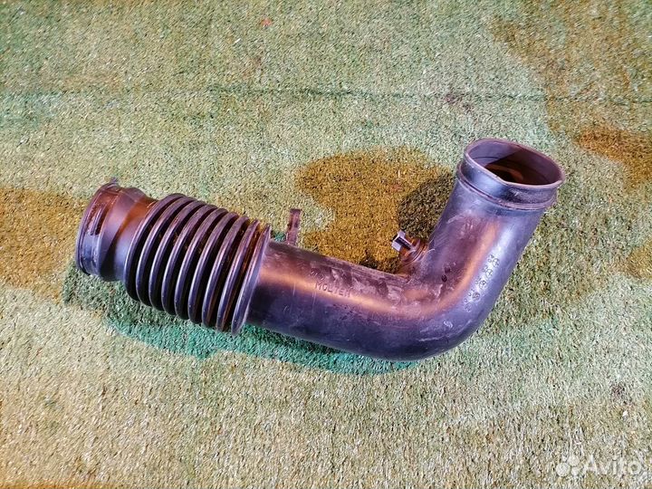 Патрубок воздушного фильтра YF471303XB Mazda Tribu