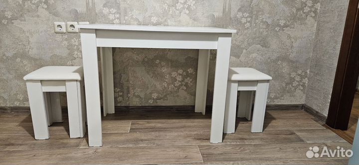Кухонный стол и табуретки Б/У