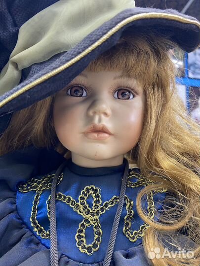 Коллекционная фарфоровая кукла