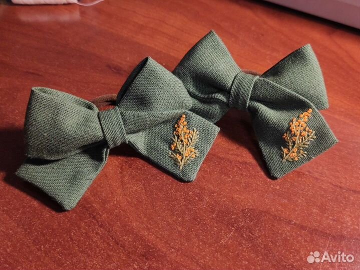 Бант для волос с вышивкой