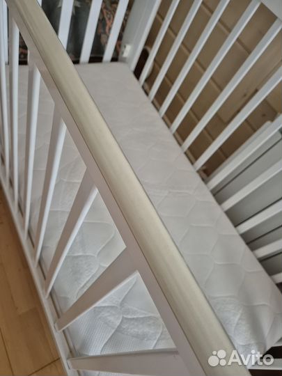 Детская кроватка с маятником и матрасом