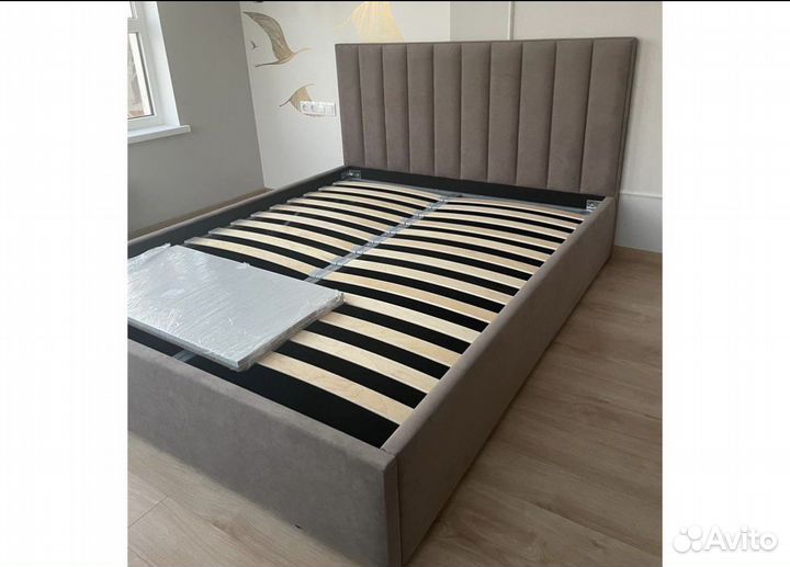 Кровать с подьемным механизмом мягким изголовьем