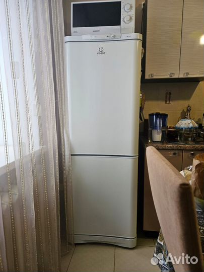 Холодильник бу Indesit