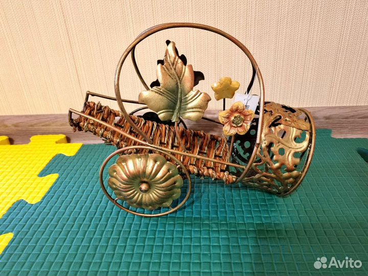 Декоративная подставка под бутылку вина