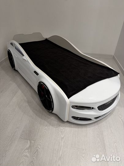 Продам детскую кровать машину