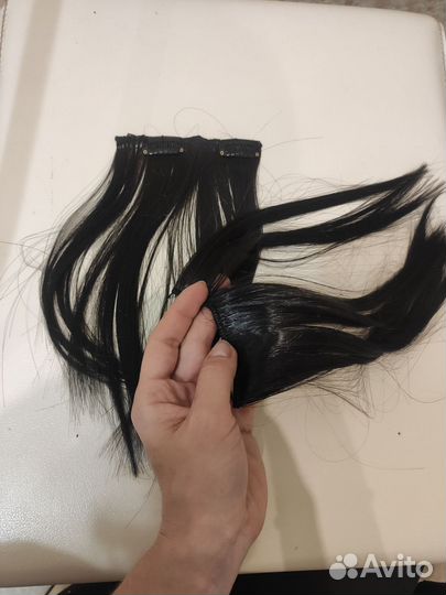 Волосы на заколках черные