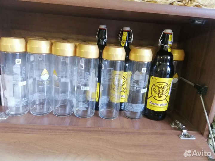 Бутылка стеклянная с крышкой. объем 0,8 литра