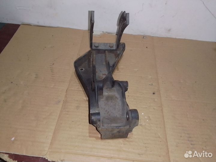 Кронштейн генератора 2.0 2E Volkswagen Golf 3