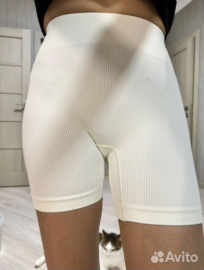 Велосипедки в рубчик спортивные молочного цвета