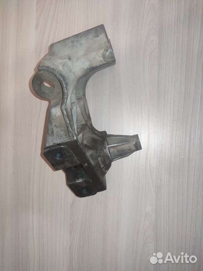 Кронштейн двигателя Volkswagen Golf 1.6