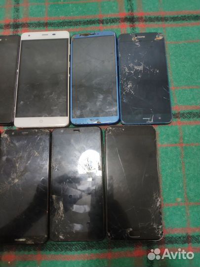 Разнообразные мобильные телефоны под ремонт