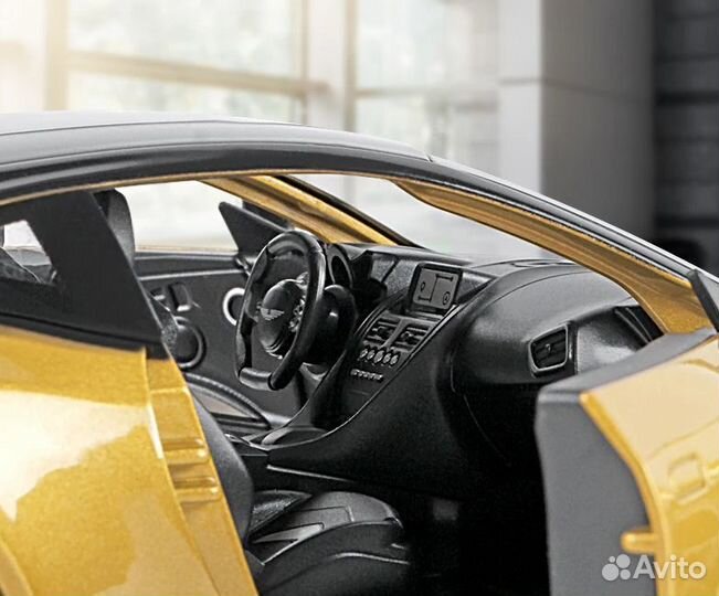 Модель 1/22 Aston Martin DBS Superleggera