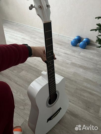 Акустическая гитара белая