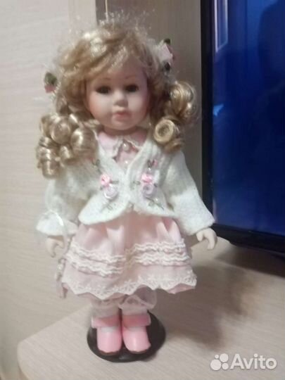 Кукла фарфоровая