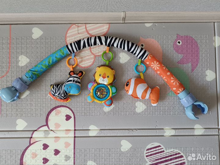 Дуга с игрушками на коляску
