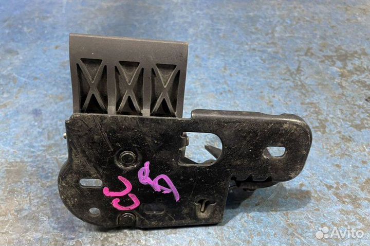 Крючок капота Volkswagen Passat B6