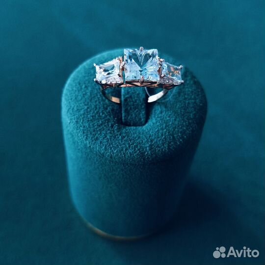 Кольцо красное золото с топазами и фианитами