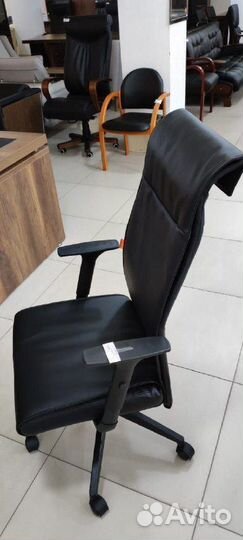 Офисное кресло