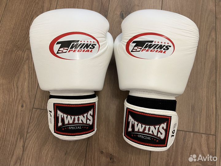 Боксерские перчатки twins 16 oz