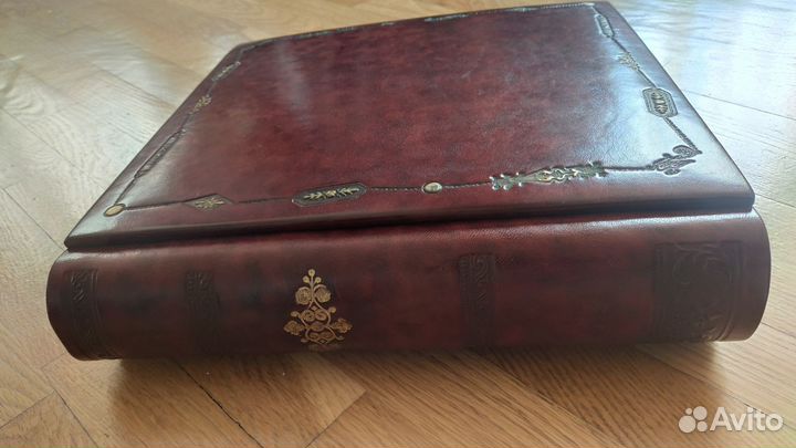 Альбом для фотографий в кожаном чемодане