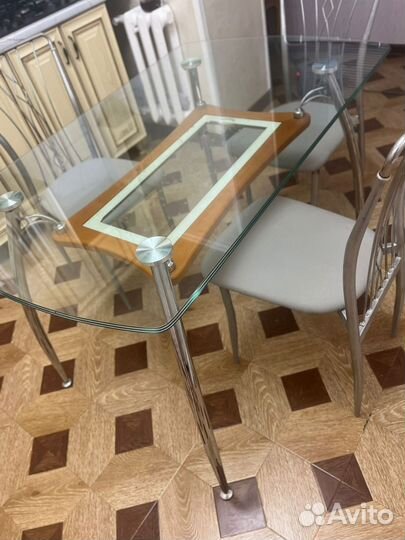 Кухоный стол и стулья